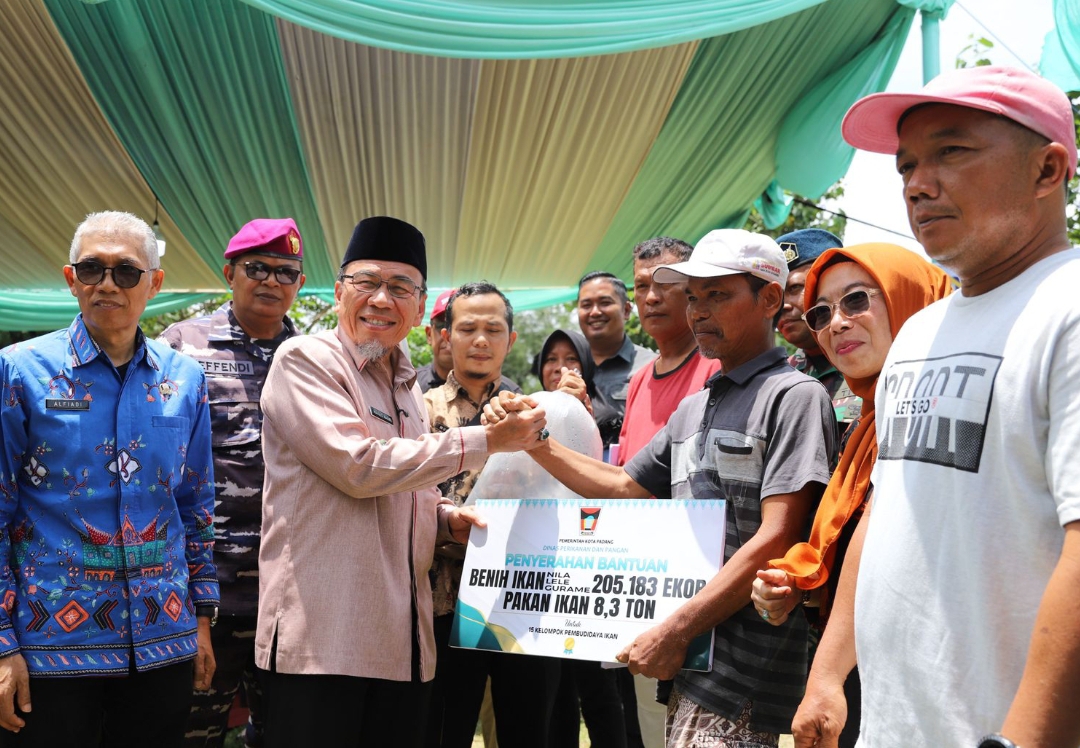 Wakil Wali Kota Padang, Maigus Nasir, menyerahkan bantuan sarana prasarana usaha perikanan kepada nelayan di Pasie Jambak, Kamis (25/9/2025).(Foto: Prokopim)