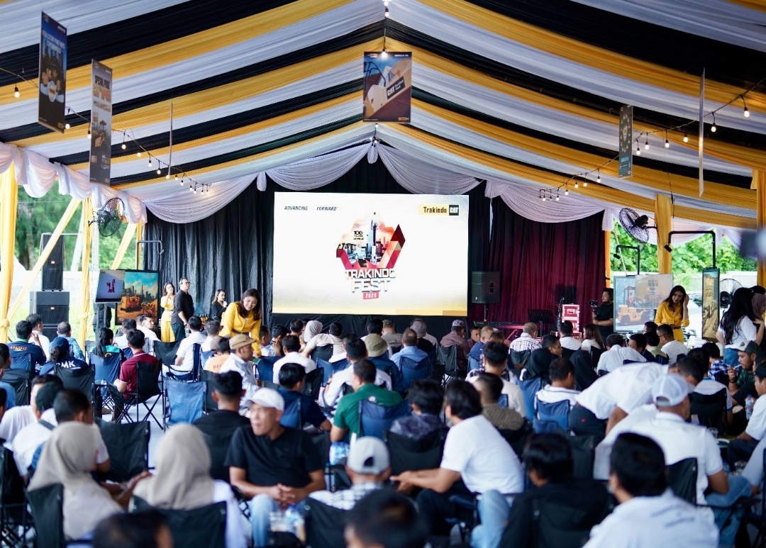 Suasana Trakindo Fest 2025 di Padang yang menampilkan alat berat Caterpillar terbaru, mulai dari Cat 320 GX hingga 305.5E2.(Foto: IST)