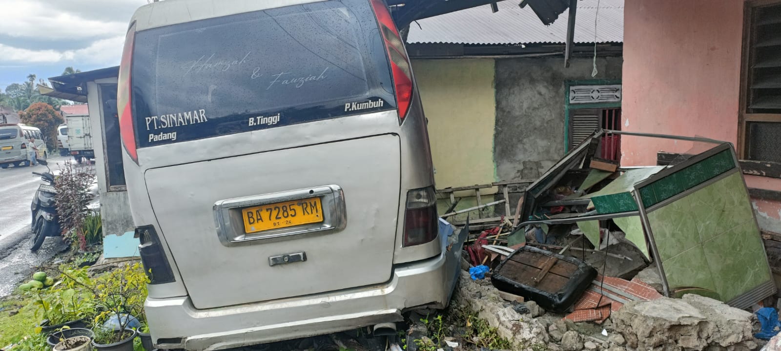 Mobil microbus Sinamar mengalami kecelakaan tunggal di Kayutanam, Padangpariaman, Kamis (25/9/2025) setelah ban pecah dan hilang kendali hingga menabrak rumah.