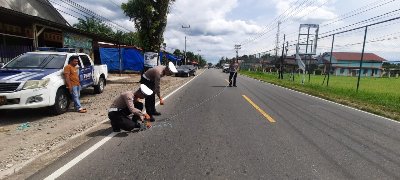 Satlantas Polres Pasaman Barat saat melakukan olah TKP lakalantas di Jambak Jalur, Pasaman Barat, Kamis (25/9/2025).