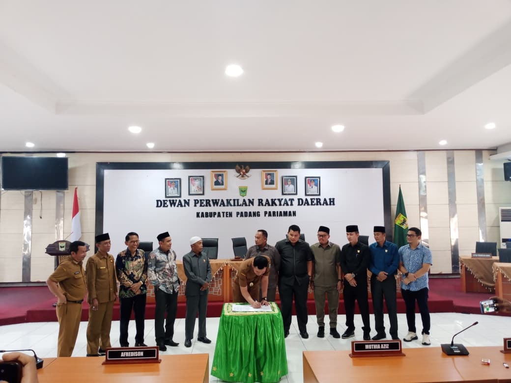 DISEPAKATI: Wabup Padangpariaman, Rahmat Hidayat, menandatangani berita acara persetujuan Ranperda Perubahan APBD Padangpariaman 2025 menjadi Perda di DPRD Padangpariaman, kemarin.