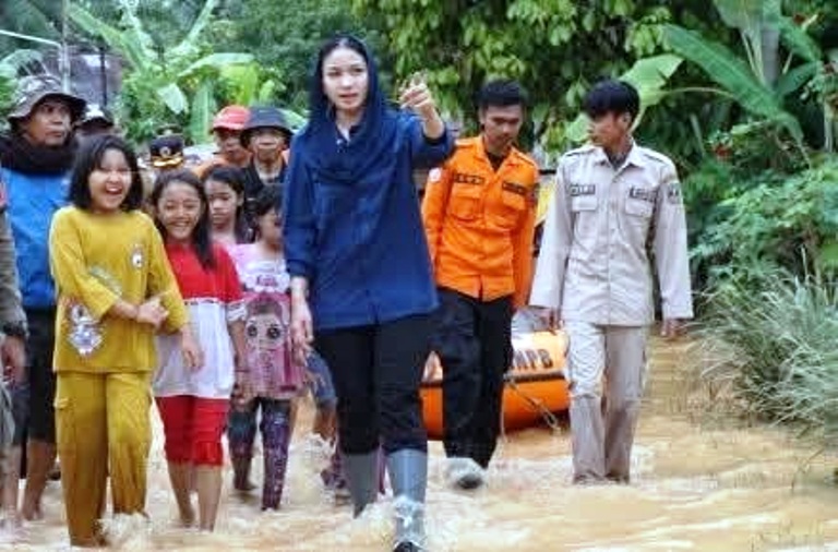 PASTIKAN AMAN: Bupati Dharmasraya, Annisa Suci Ramadhani, saat meninjau lokasi banjir beberapa waktu lalu.