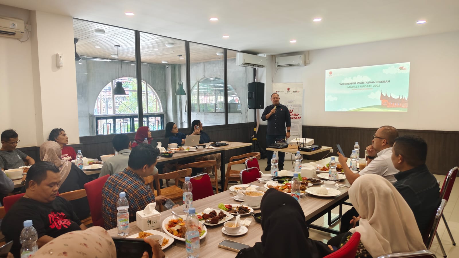 Kepala Divisi Riset BEI, Verdi Ikhwan, memaparkan perkembangan pasar modal, bertempat di Padang Old Town Resto, Kamis (25/9/2025).
