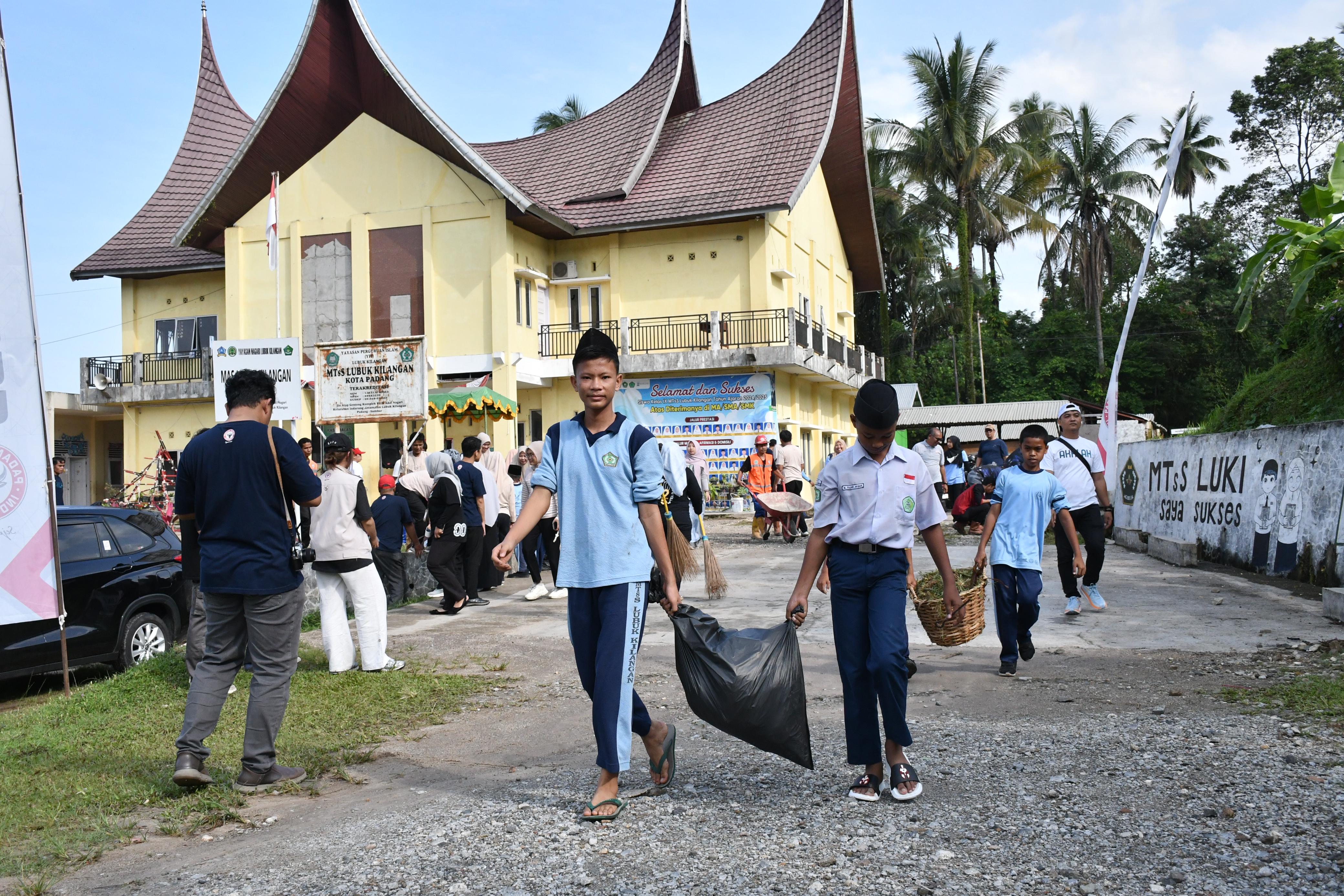 PT Semen Padang gelar Selasa Bergoro di MTs Lubukkilangan, ajak siswa peduli lingkungan melalui gotong royong bersihkan sekolah dan taman bersama.