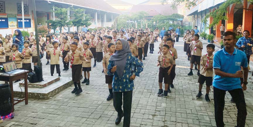 BERSEMANGAT: Para murid dan guru SD Pius Payakumbuh terlihat akrab dalam kegiatan senam pagi yang dilaksanakan di lingkungan sekolah mereka beberapa waktu lalu.