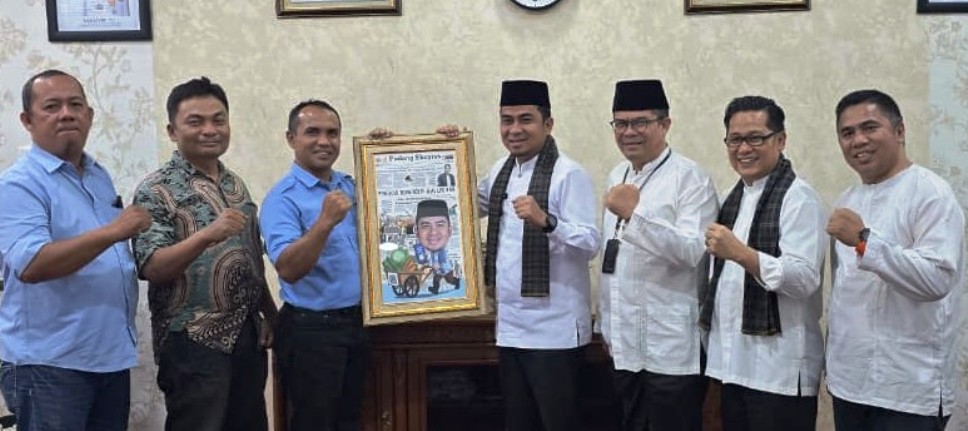 PERKUAT KOLABORASI: Wali Kota Solok Ramadhani Kirana Putra bersama jajaran, serta pimpinan Padang Ekspres dipimpin Dirut Mhd Nazir Fahmi di ruangan Wali Kota Solok, kemarin (25/9).