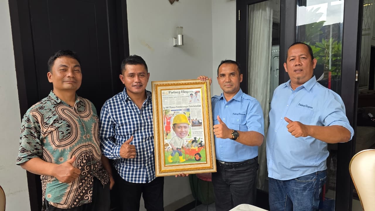 SINERGI: Bupati Solok Jon Firman Pandu menerima kunjungan silaturahmi jajaran pimpinan Padang Ekspres dipimpin Dirut Mhd Nazir Fahmi di rumah pribadinya, kemarin (25/9).