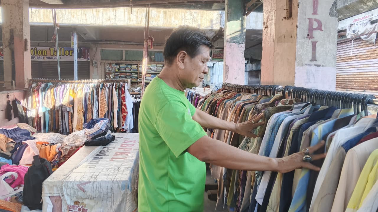 Salah seorang pedagang pakaian seken di Pasar Raya Padang sedang menunggu pembeli, kemarin.