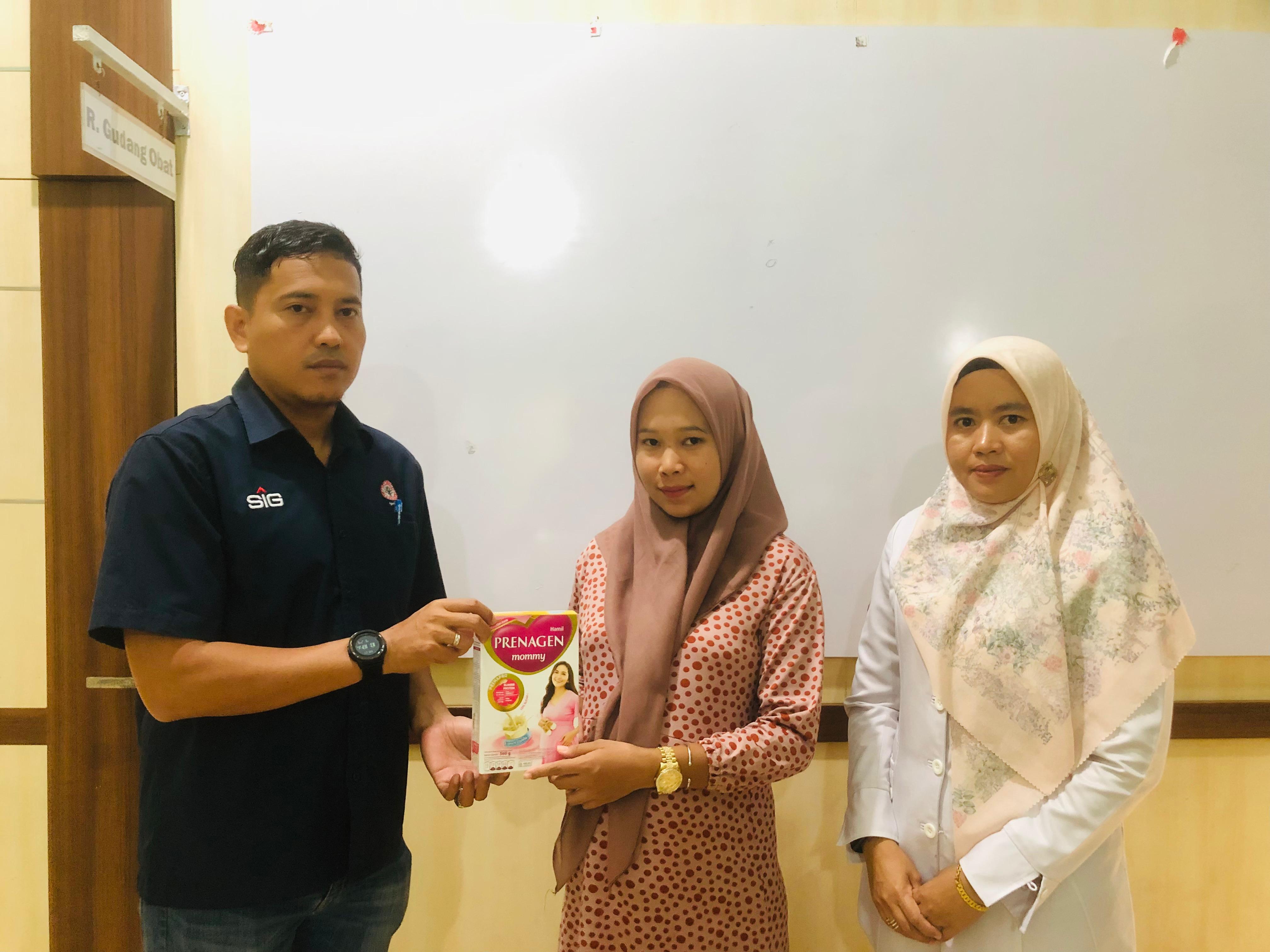 PT Semen Padang salurkan susu khusus untuk ibu hamil KEK di ring 1, dukung program cegah stunting dan kesehatan ibu-anak menuju Indonesia Emas 2045.