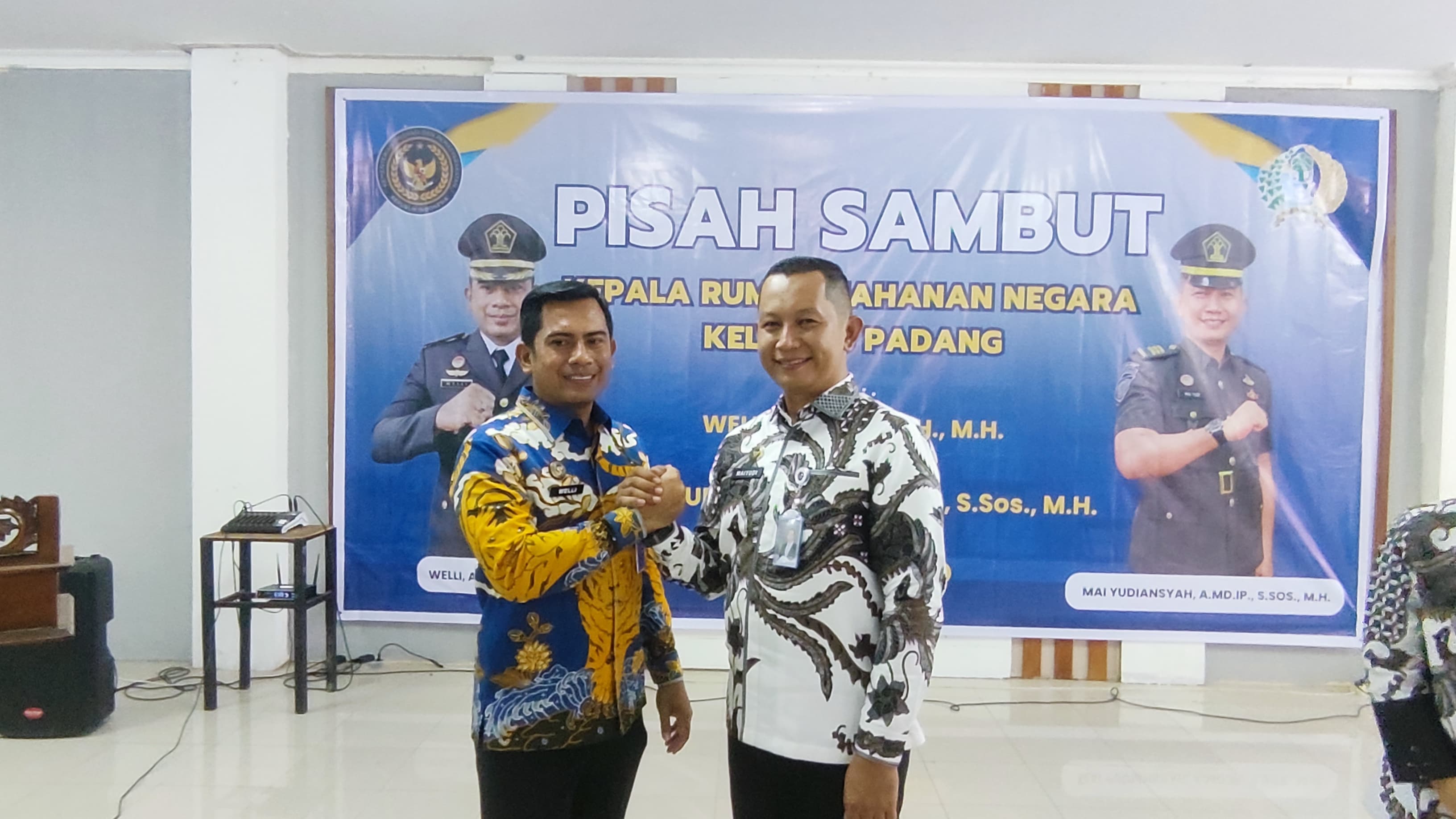 Salam komando Welli (kiri) dan penggantinya Mai Yudiansyah (kanan).
