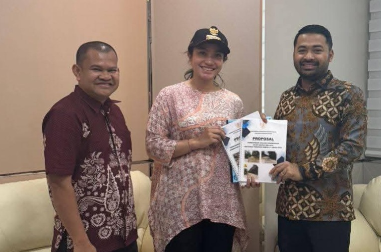 JEMPUT BOLA: Bupati Dharmasraya Annisa Suci Ramadhani bersama Anggota DPR RI Zigo Rolanda dan Kepala Bidang Sumber Daya Air Dinas PUPR Dharmasraya Willy Kurniawan saat kunjungan kerja.
