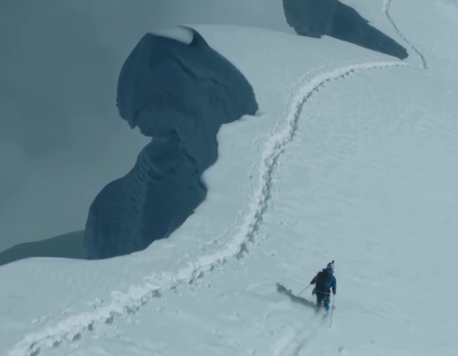 Andrzej Bargiel menuntaskan penurunan melalui Khumbu Icefall, dibantu drone yang dikendalikan saudaranya, Bartek Bargiel.(Foto: Instagram Red Bull)
