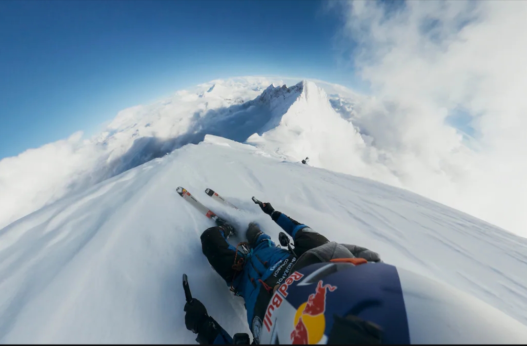 Andrzej Bargiel menuruni puncak Gunung Everest dengan ski tanpa oksigen tambahan. (Foto: Red Bull via Diario AS)
