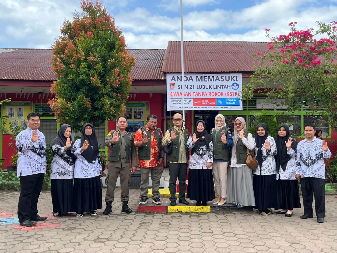 Tim Satgas KTR Kota Padang bersama ATC Unand melakukan sidak kawasan tanpa rokok, Kamis (25/9/2025).(Foto: IST)