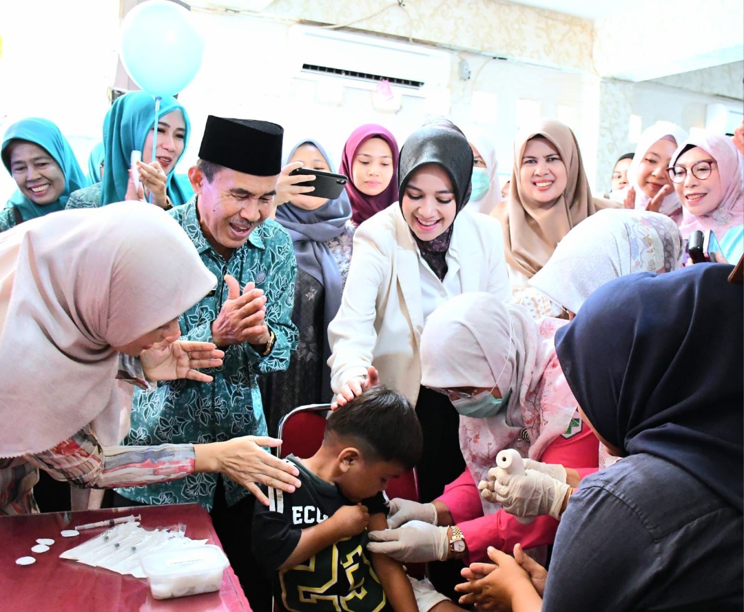 Pelaksanaan imunisasi zero dose oleh TP-PKK Kota Padang untuk anak-anak yang belum mendapat imunisasi dasar.(Foto: Prokopim)