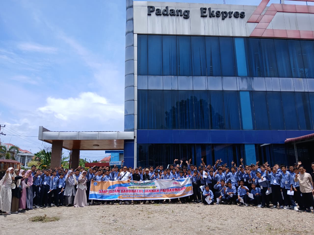 Siswa dan siswi SMP Islam Raudhatul Jannah Payakumbuh berfoto bersama usai kunjungan ke gedung Graha Pena Padang Ekspres, kemarin.
