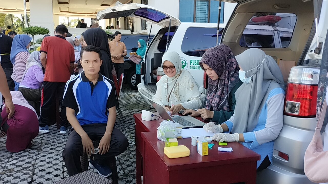 Pemko Pariaman gelar Cek Kesehatan Gratis bagi masyarakat, ASN dan Non ASN, target 40 persen tercapai 2025, periksa hipertensi hingga kolesterol.