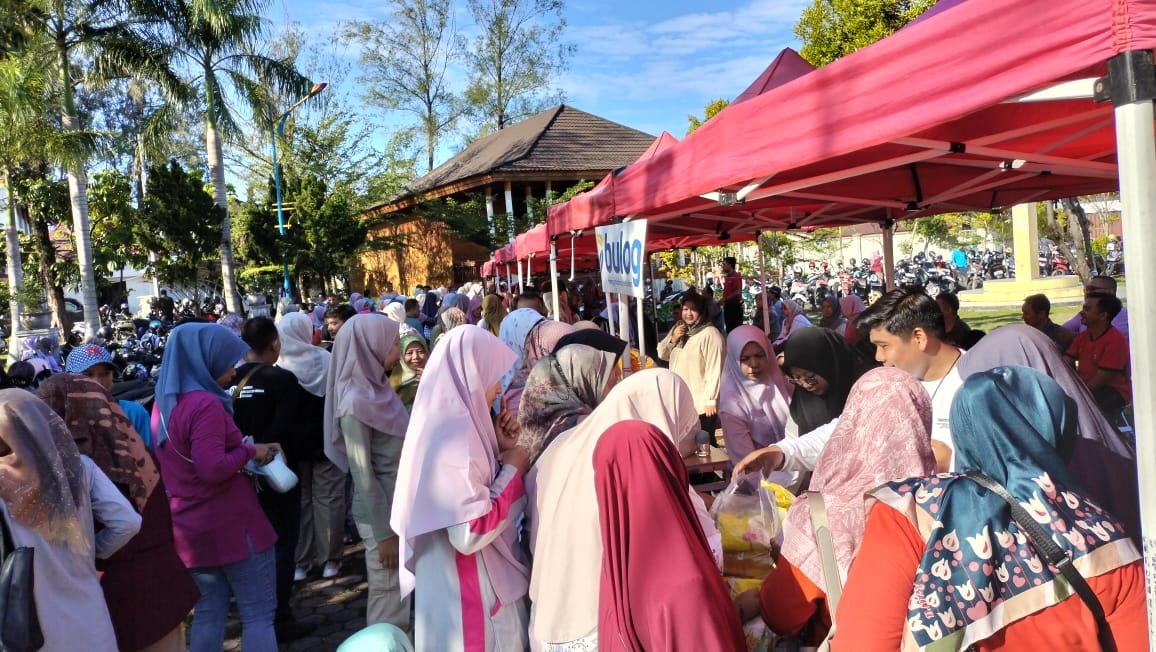 Pemko Pariaman gelar Gerakan Pangan Murah di Balaikota, harga sembako dijual lebih rendah dari pasar untuk tekan inflasi pangan masyarakat.