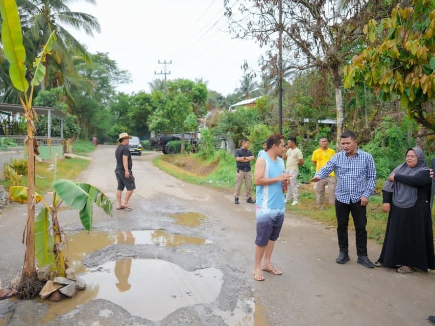BAHAYAKAN PENGENDARA: Bupati Solok, Jon Firman Pandu, meninjau kondisi jalan penghubung Panyakalan&ndash;Muaro Paneh di kawasan Sawah Ampang, Kamis (25/9).