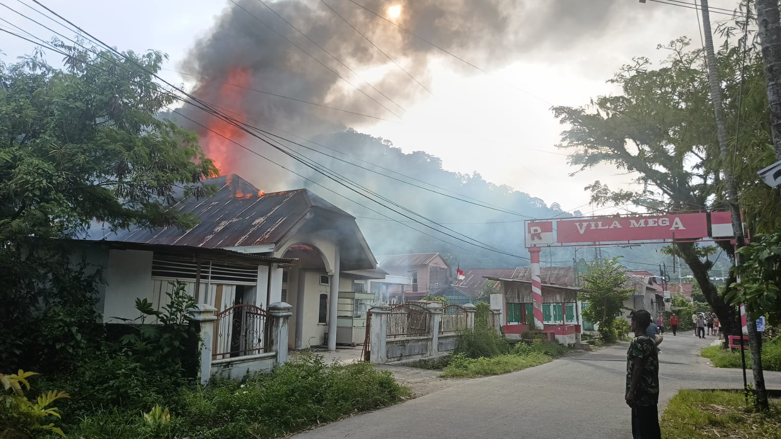 Rumah bidan di Padang Selatan ludes terbakar, kerugian ditaksir Rp600 juta, dua KK terdampak.