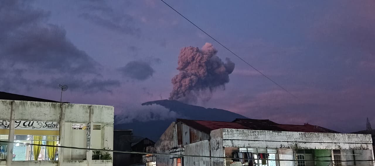 Gunung Marapi erupsi Jumat malam, kolom abu capai 1.000 meter. PVMBG tetapkan status Waspada dan larang aktivitas radius 3 kilometer.