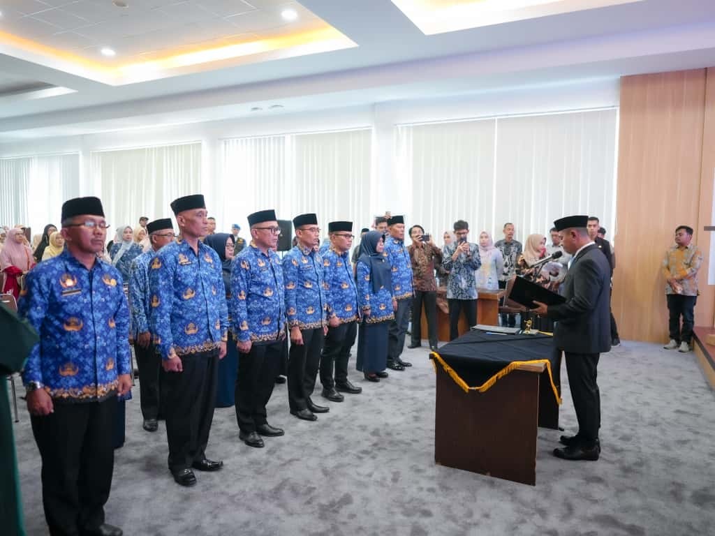 Bupati Solok Jon Firman Pandu melantik 14 pejabat eselon II di Aula Gedung C Setkab Solok, Jumat (26/9).