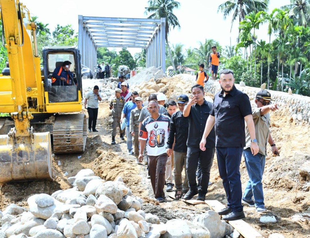 Wali Kota Padang Fadly Amran meninjau pembangunan oprit jembatan di Parak Buruak, Batipuh Panjang, Kecamatan Koto Tangah, Sabtu (27/9/2025). (Foto: Prokopim)