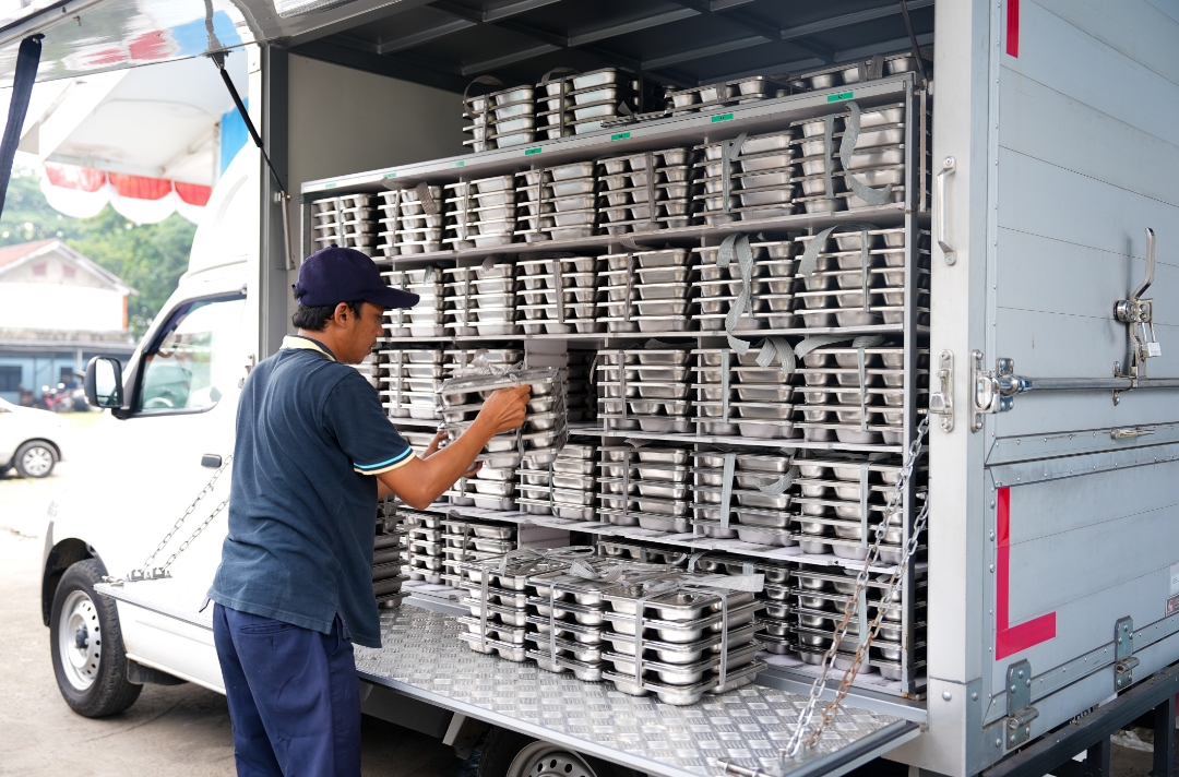 Proses pengemasan dan distribusi Makan Bergizi Gratis di SPPG Tanah Sareal yang menjaga kualitas dan keamanan makanan sebelum distribusi ke sekolah.(Foto: PCO)