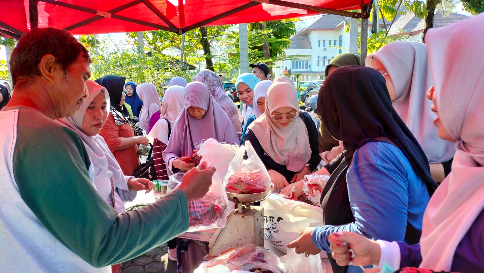 Warga menyerbu GPM yang digelar di Rumah Tabuik Subarang Kota Pariaman, Jumat (26/9). Pembelian bahan pokok dibatasi agar semua kebagian.