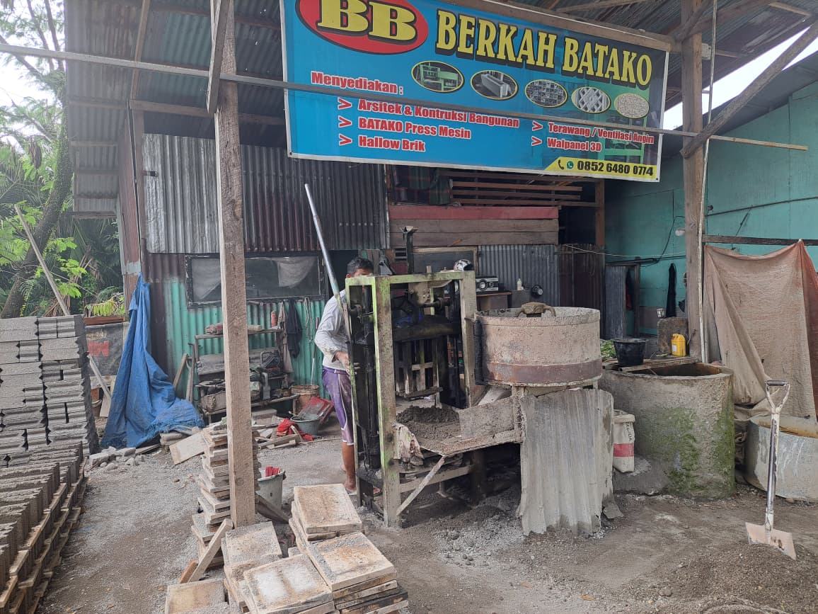 Usaha batako Rozak di Batang Anai bertahan sejak 2019. Raup untung hingga 50 persen, pemasaran tembus Mentawai hingga Pasaman Barat.