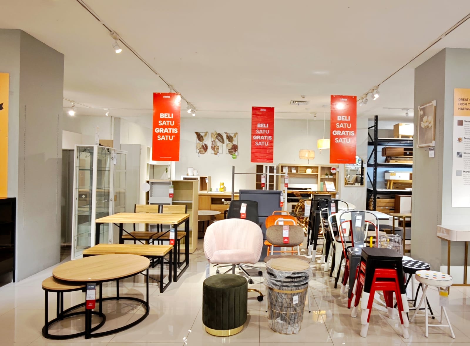 Informa LP Padang hadirkan promo beli 1 gratis 1 pada 26-28 September 2025 untuk furnitur hingga aksesoris rumah, hanya di Jalan Damar 57 Padang.