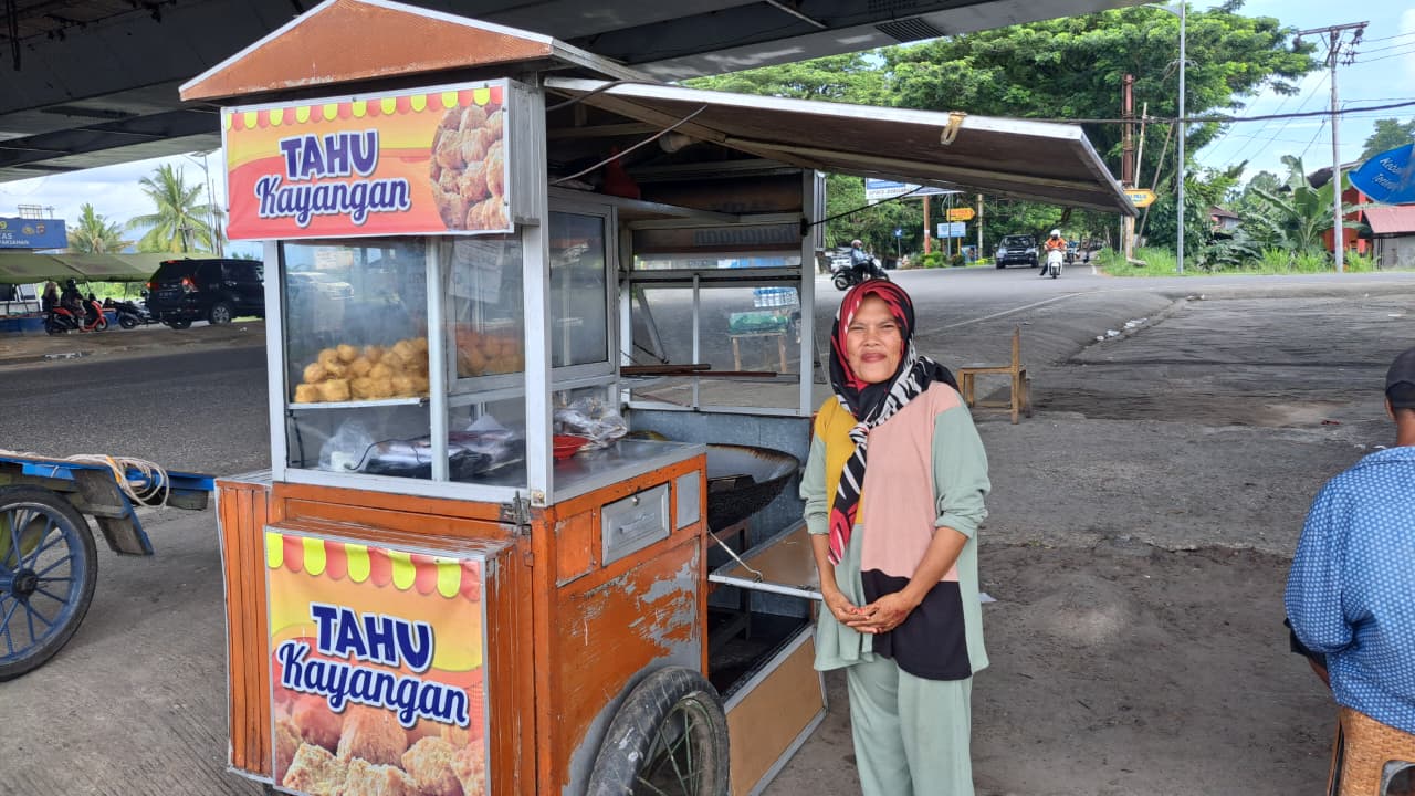 Syafriani, warga Batang Anai, tekuni usaha tahu goreng Rp1.000 di bawah flyover.