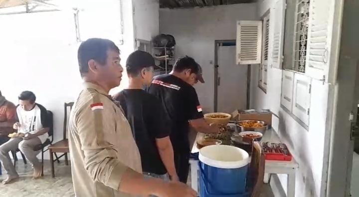 Tradisi makan balanjuang menutup rangkaian gotong royong warga Airtawar Timur, Padang. Kebersamaan ini jadi simbol persaudaraan dan kekompakan warga RT 001/RW 001.