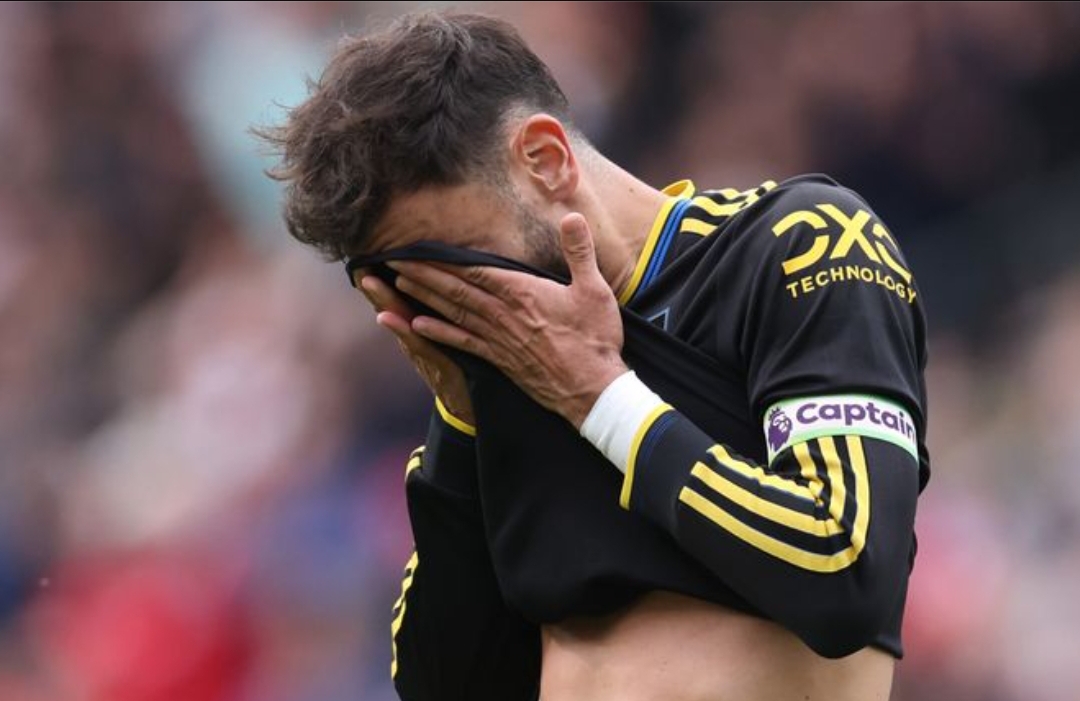 Bruno Fernandes gagal mengeksekusi penalti saat Manchester United kalah 3-1 dari Brentford, Sabtu 27 September 2025. (Foto: Sky Sports)