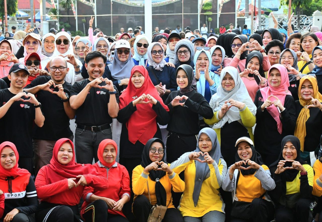 Ketua TP-PKK Kota Padang Dian Puspita bersama Ketua YJI Sumbar Harneli Mahyeldi dan tokoh organisasi perempuan pada Puncak World Heart Day 2025.(Foto: Prokopim)