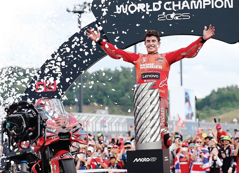 GELAR KE-7: Pembalap Ducati Lenovo Marc Marquez merayakan gelar juara MotoGP ke-7 di podium Mobility Resort Motegi, Motegi, Prefektur Tochigi, Jepang, kemarin (28/9).
