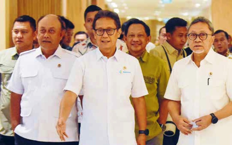 MANTAPKAN KOLABORASI: Dari kiri, Kepala BGN Dadan Hindayana, Menkes Budi Gunadi Sadikin, Mendagri Tito Karnavian, dan Menko Bidang Pangan Zulkifli Hasan di Kantor Kemenkes, Jakarta, kemarin (28/9).