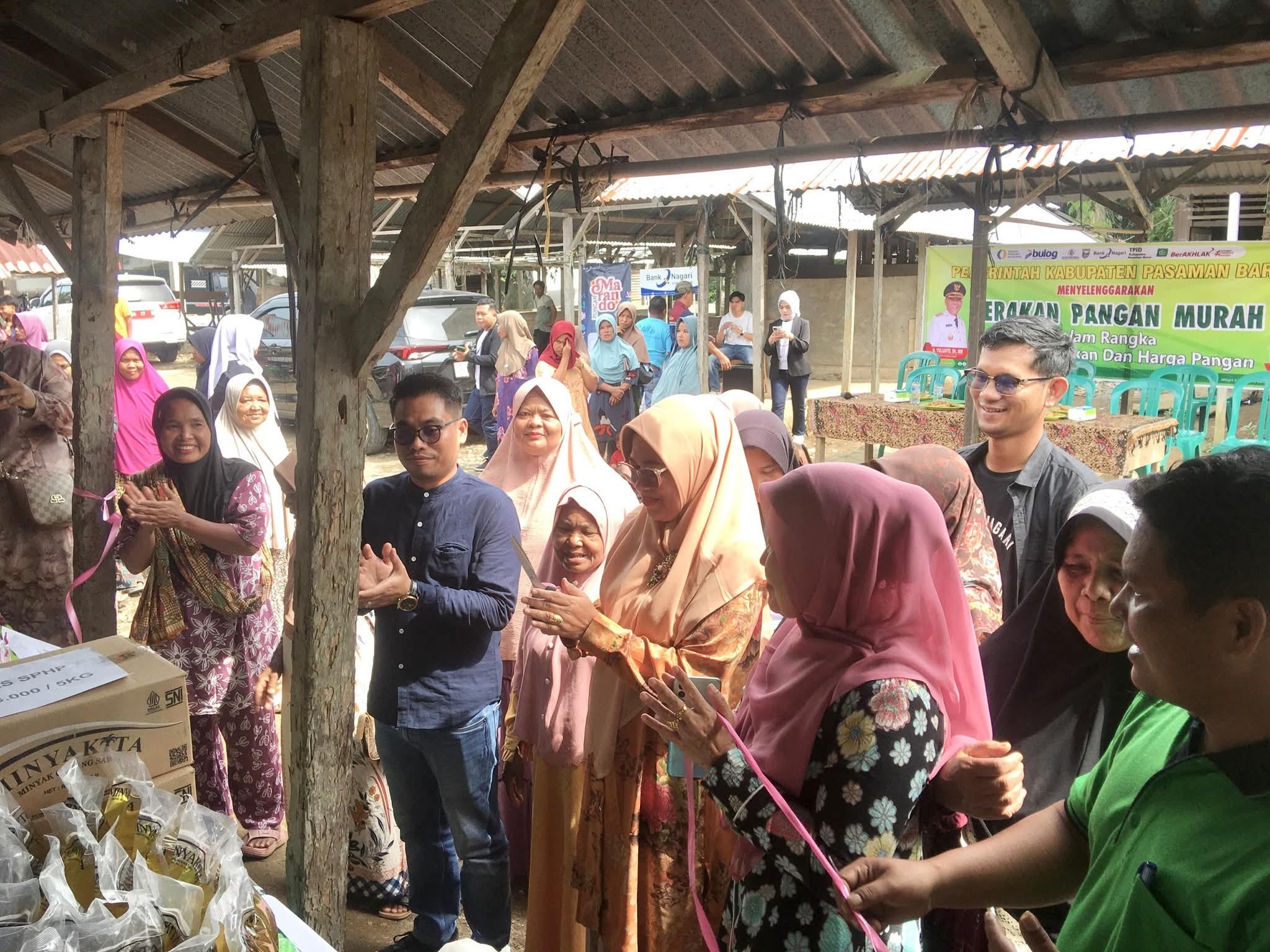 Ketua TP PKK Pasbar Sifrowati Yulianto membuka Gerakan Pangan Murah (GPM) di Kotosawah, Sabtu (27/9).