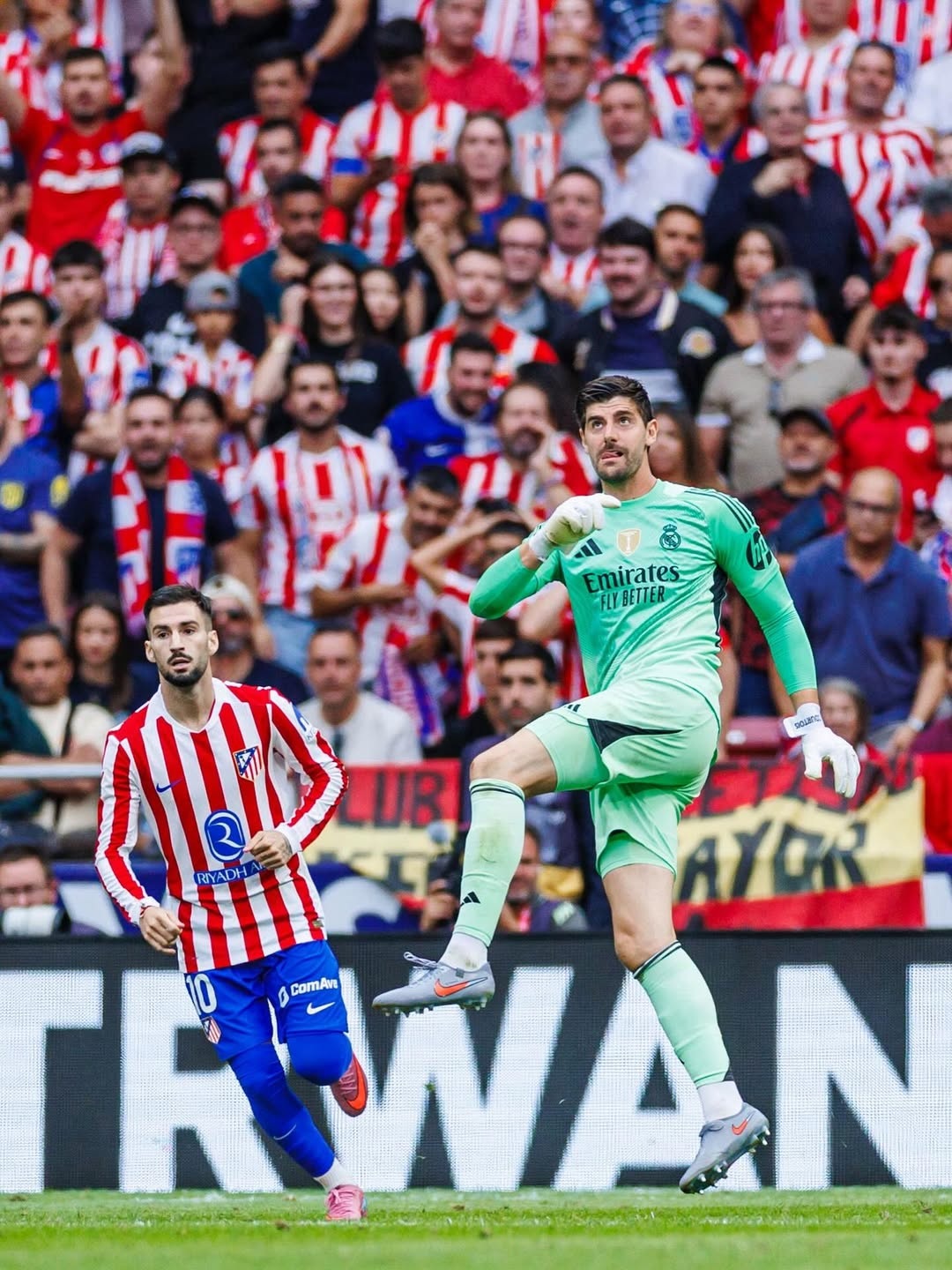 Kiper Real Madrid Thibaut Courtois kebobolan lima gol saat timnya kalah dari Atletico Madrid pada jornada ketujuh LALIGA di Riyadh Air Metropolitano (27/9).