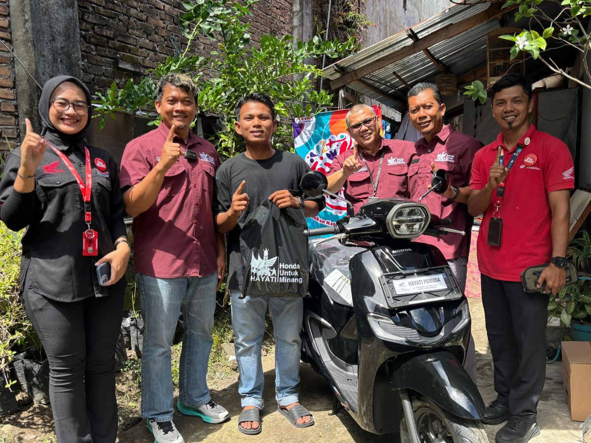 Manajemen PT HPM Honda Hayati memberikan kejutan dengan mengantarkan Honda Stylo 160 kepada konsumen loyal.