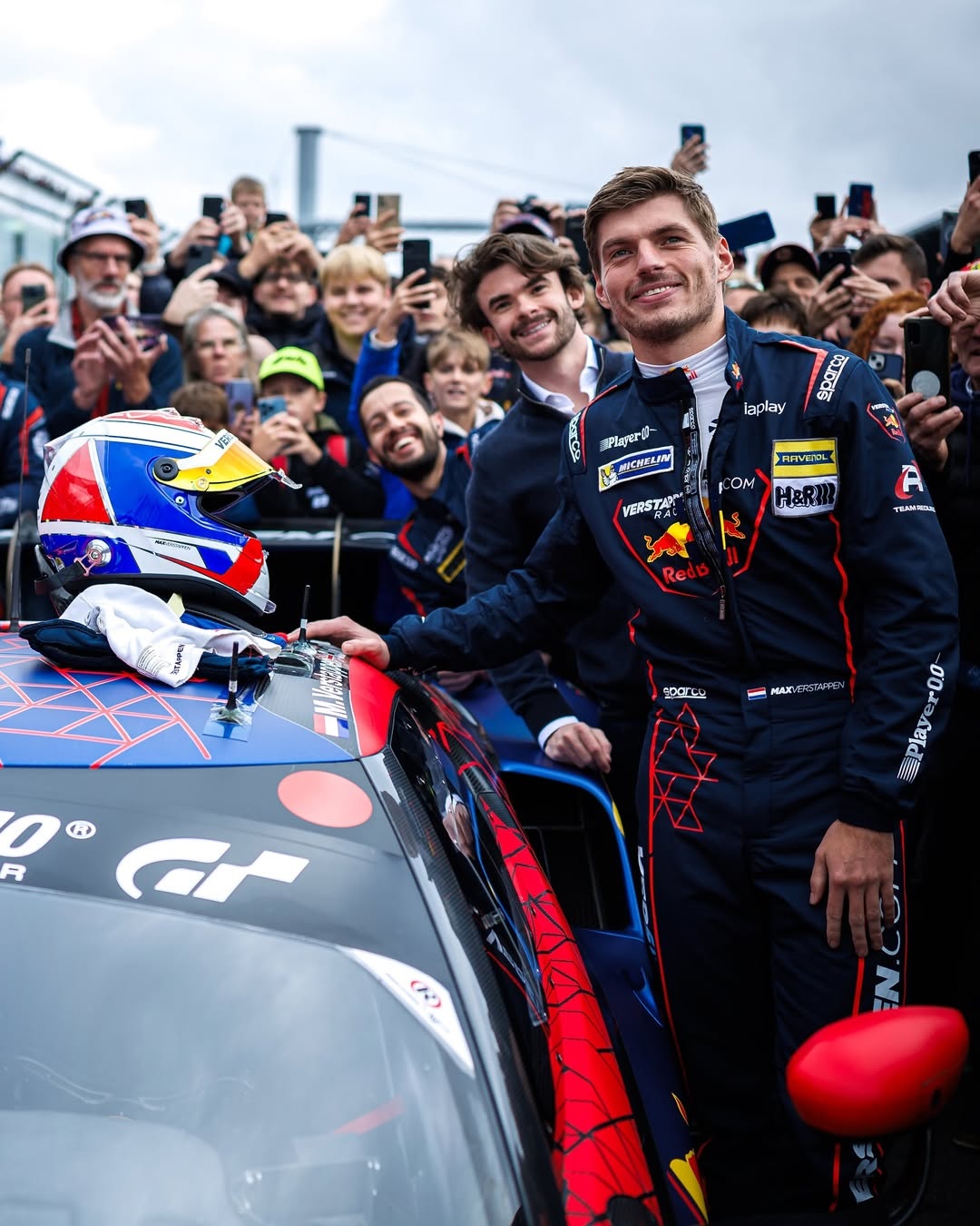 Max Verstappen berhasil meraih kemenangan saat menjalani debut di ajang balap Nurburgring Endurance Series (NLS), Sabtu (27/9).