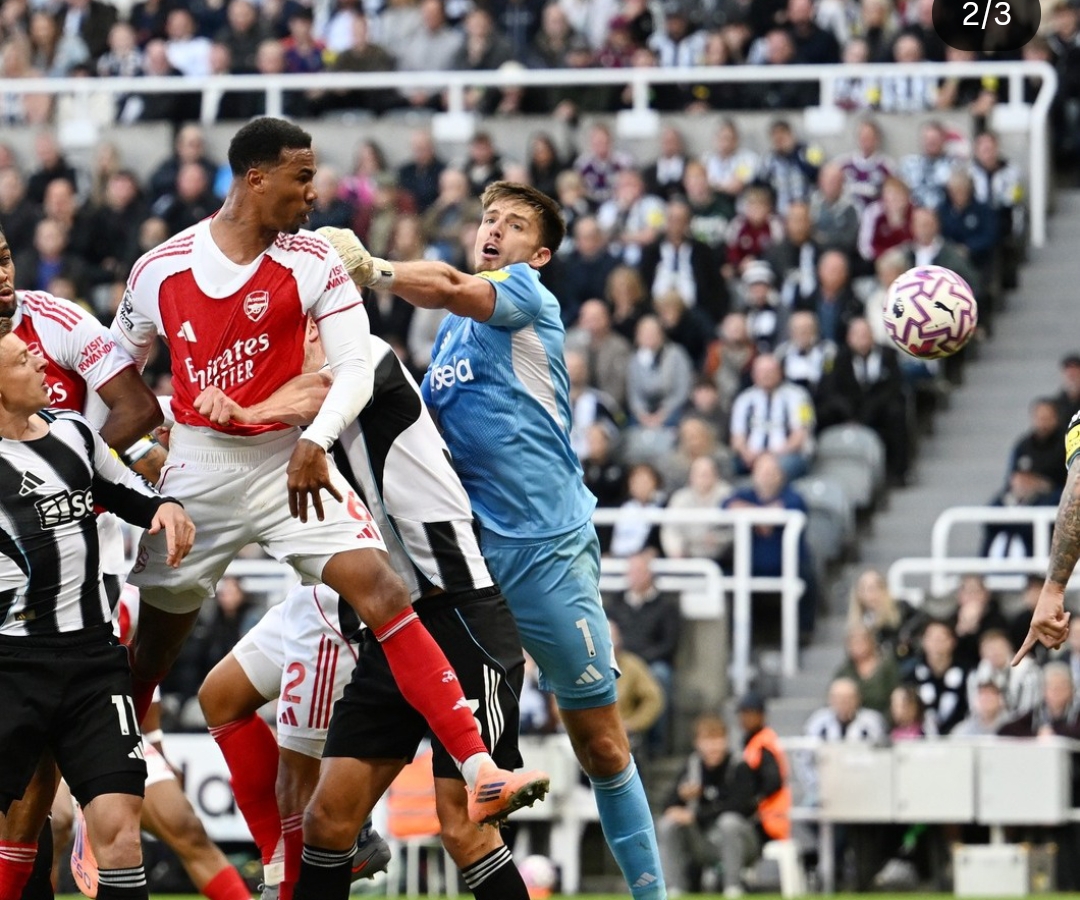 Gabriel Magalh&atilde;es menanduk bola dari tendangan sudut &Oslash;degaard, memastikan kemenangan 2-1 Arsenal atas Newcastle di Premier League.(Foto: Instagram Arsenal)