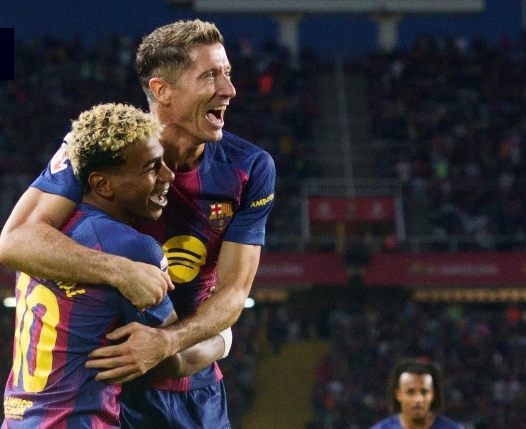 Selebrasi Lewandowski dan Lamine Yamal usai gol penentu, membawa Barcelona puncaki klasemen LaLiga 2025. (Foto: X @laligaEN)