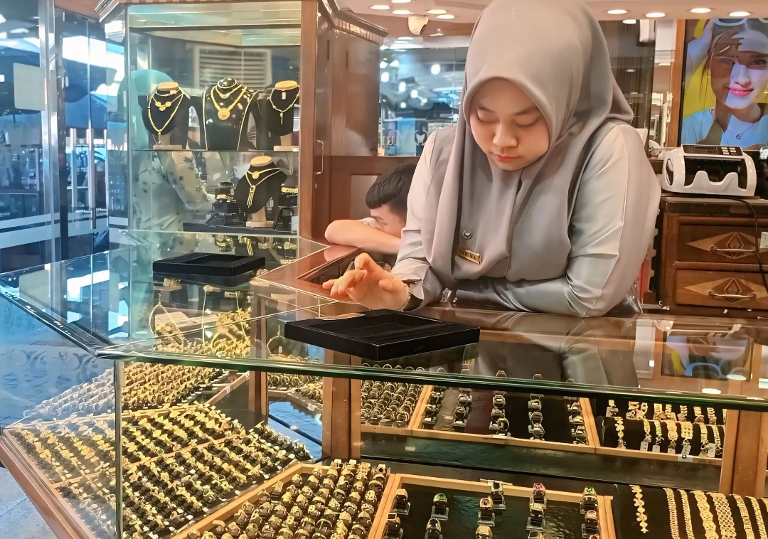 Seorang karyawan toko emas di Pasar Raya Padang sedang menunggu pembeli, beberapa waktu lalu. (Foto: Dok. SILVINA/PADEK)