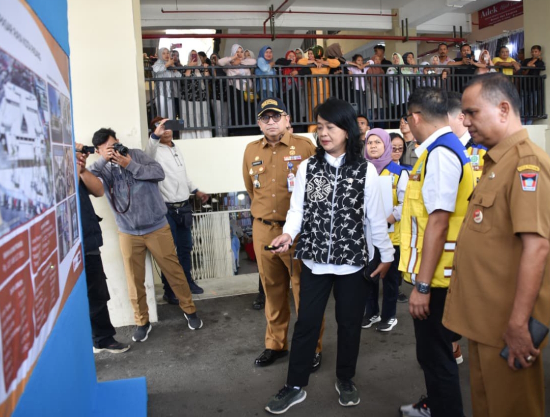 Wamen PU Diana Kusumastuti meninjau Pasar Raya Padang Fase VII bersama Sekda Kota Padang Andree Algamar, Senin (29/9/2025). (Foto: Prokopim)