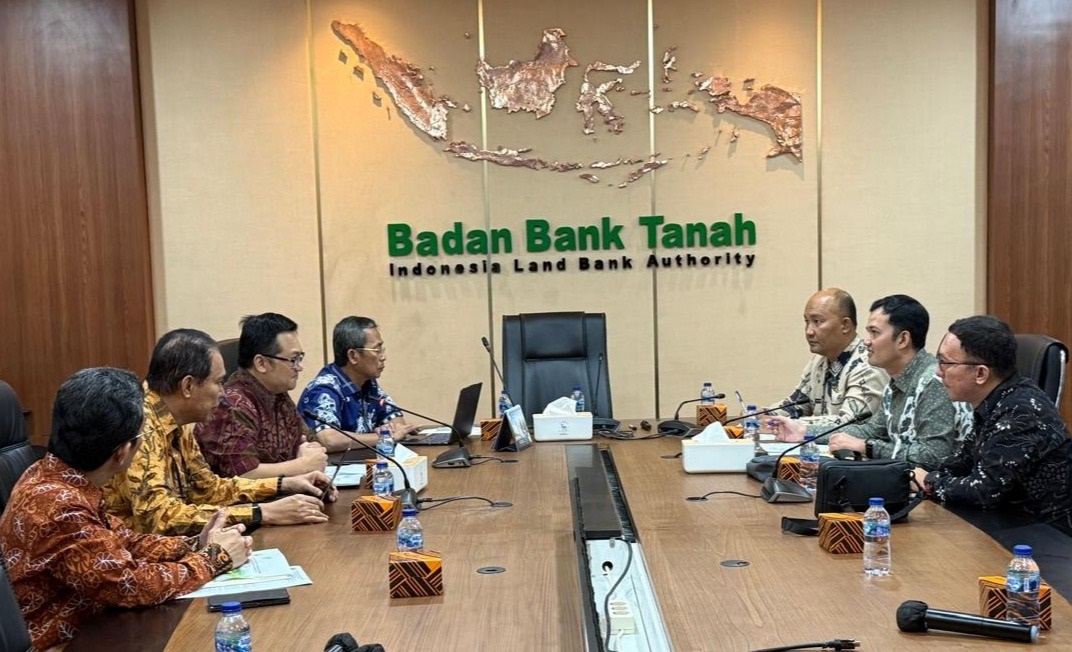 CARI SOLUSI: Wabup Padangpariaman, Rahmat Hidayat, saat audiensi dengan Sekretaris Badan Bank Tanah, Jarot Wahyu Wibowo, beserta jajaran di Kantor Badan Bank Tanah Jakarta, pekan lalu.