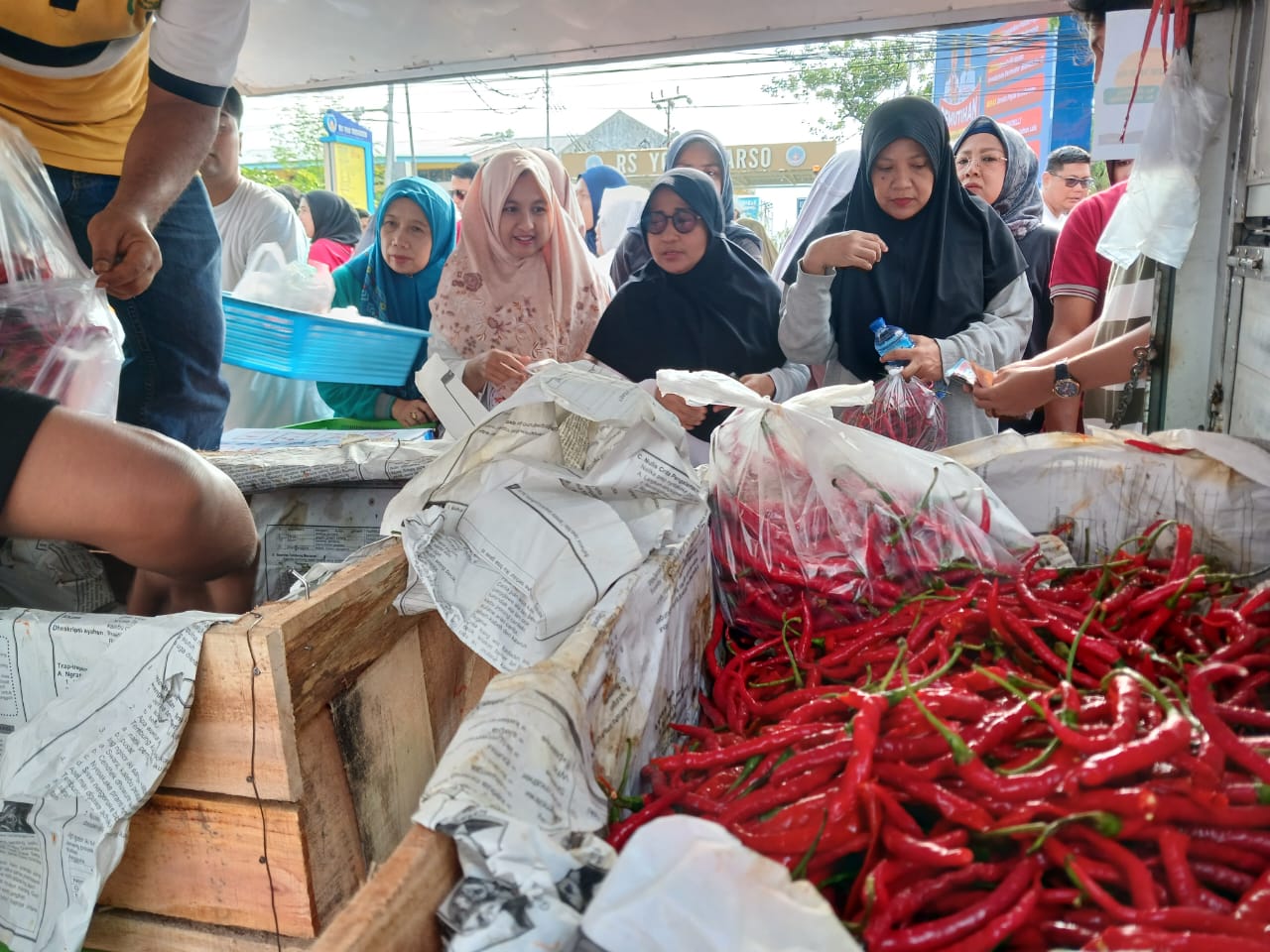 Warga berebut membeli cabai merah pada operasi pasar di CFD depan Kantor Gubernur Sumbar, Minggu (28/9). Pasar murah ini kolaborasi BI Sumbar bersama, Pemda dan Bulog Sumbar.