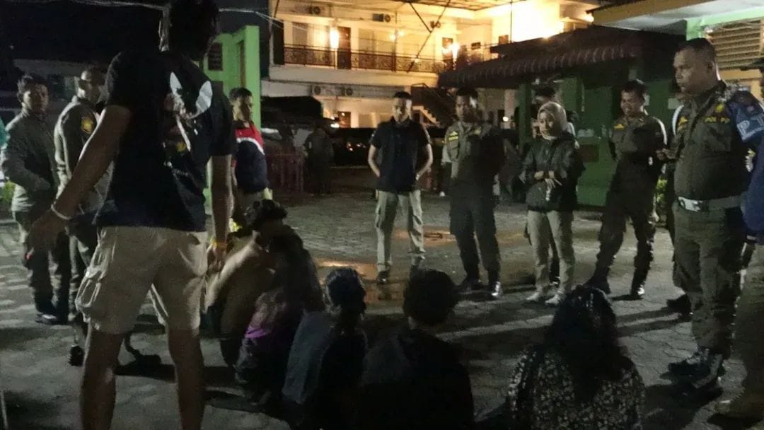 Tujuh anak di bawah umur di M Yamin, Padang Barat, diamankan Satpol PP Kota Padang setelah diduga meresahkan dan ditemukan barang bukti lem dan sajam, Senin (29/9/2025).