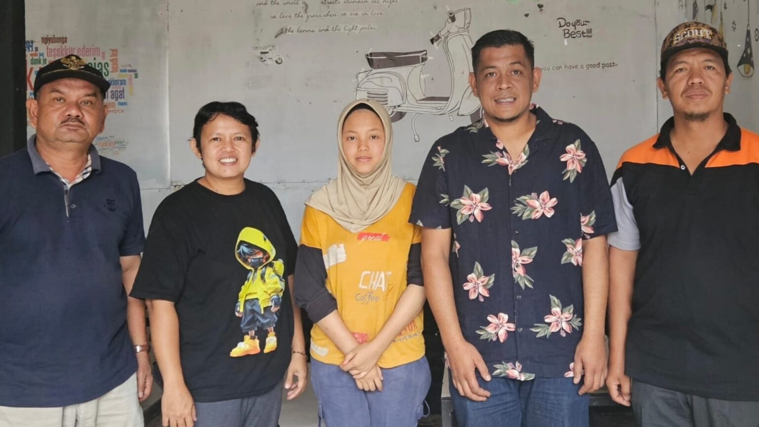 DUKUNGAN: Zahira, 15, Ketua OSIS dan juara umum SMPN 1 Situjuah Limo Nagari, saat menerima kunjungan dari Wakil Kepala Sekolah, anggota DPRD Limapuluh Kota, dan perangkat nagari.