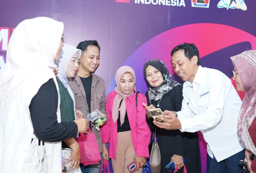 Corporate Communication & CSR XLSMART, Kadi Riyanto saat memberikan edukasi Teman UMKM Naik Kelas di Padang.